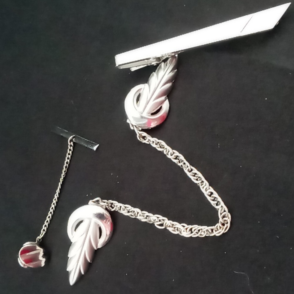 Mens tie clip, lapel clips, tie pin, all vintage/ retro silver tone .like new